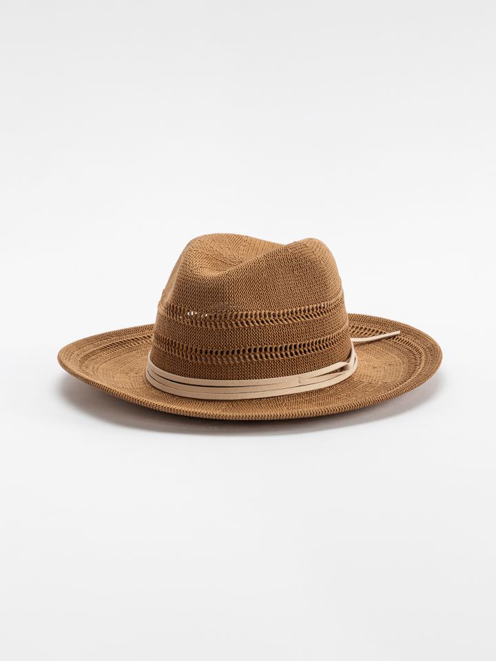 כובע פדורה מחורר