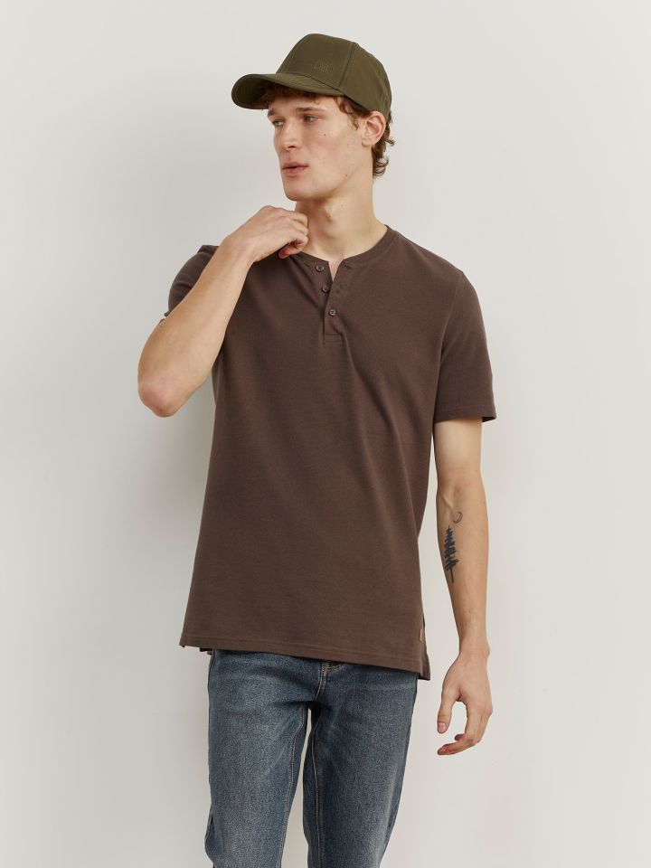 טי שירט טקסטורה עם כפתורים