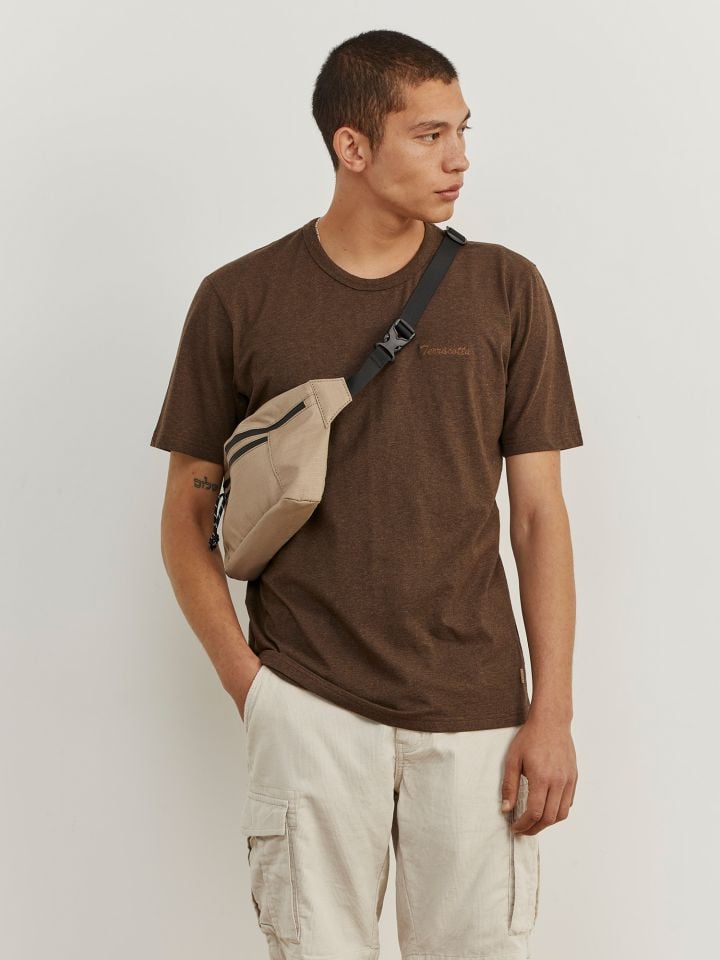 טי שירט עם רקמה