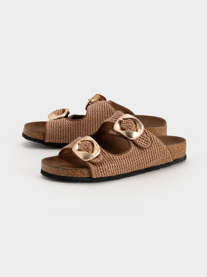 כפכפי רצועות במראה קש