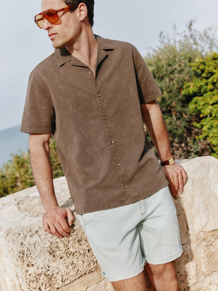 חולצת אריג מכופתרת ג’אקרד עלים