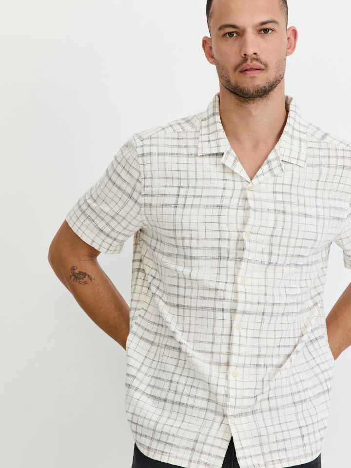 חולצה עם טקסטורה ודוגמת משבצות