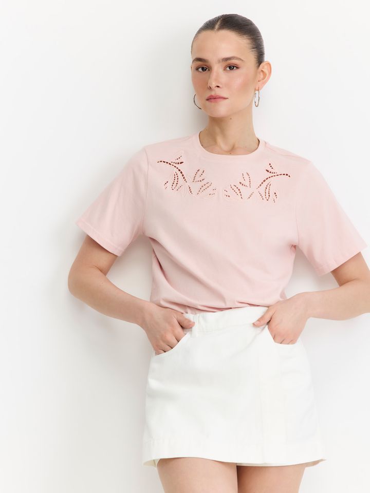 טי שירט בשילוב רקמה