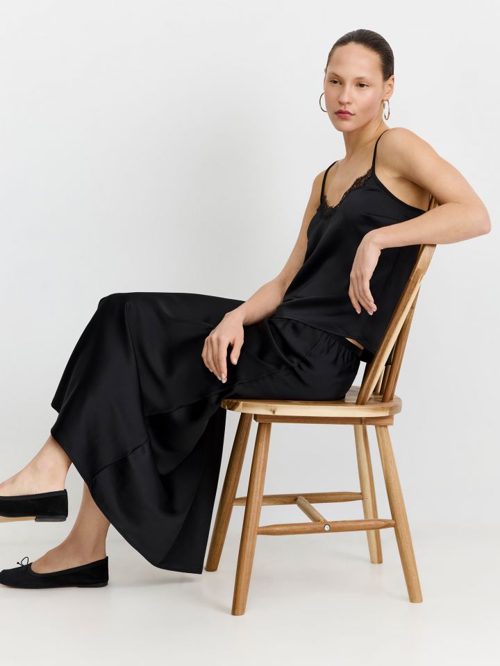 גופיית סטן בשילוב תחרה