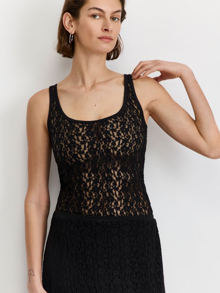 גופיית תחרה צמודה