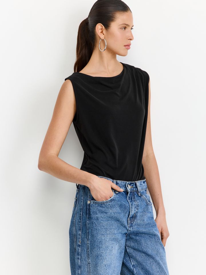 גופייה בשילוב מודל עם קפלים