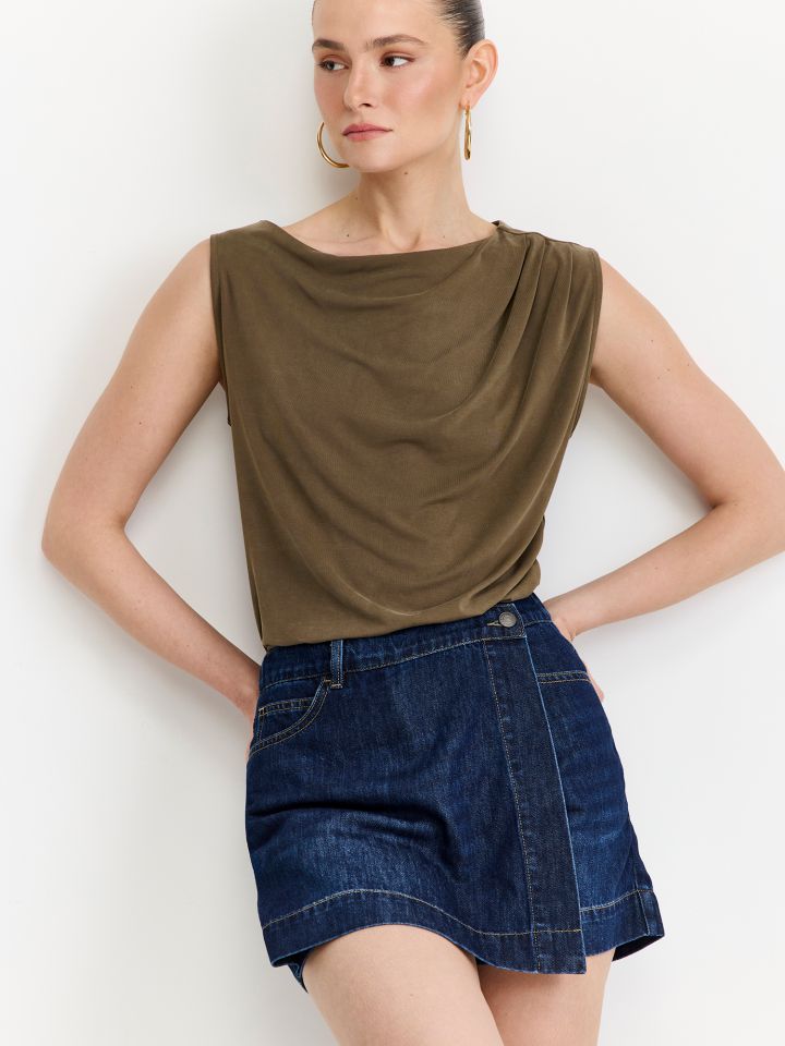 גופייה בשילוב מודל עם קפלים