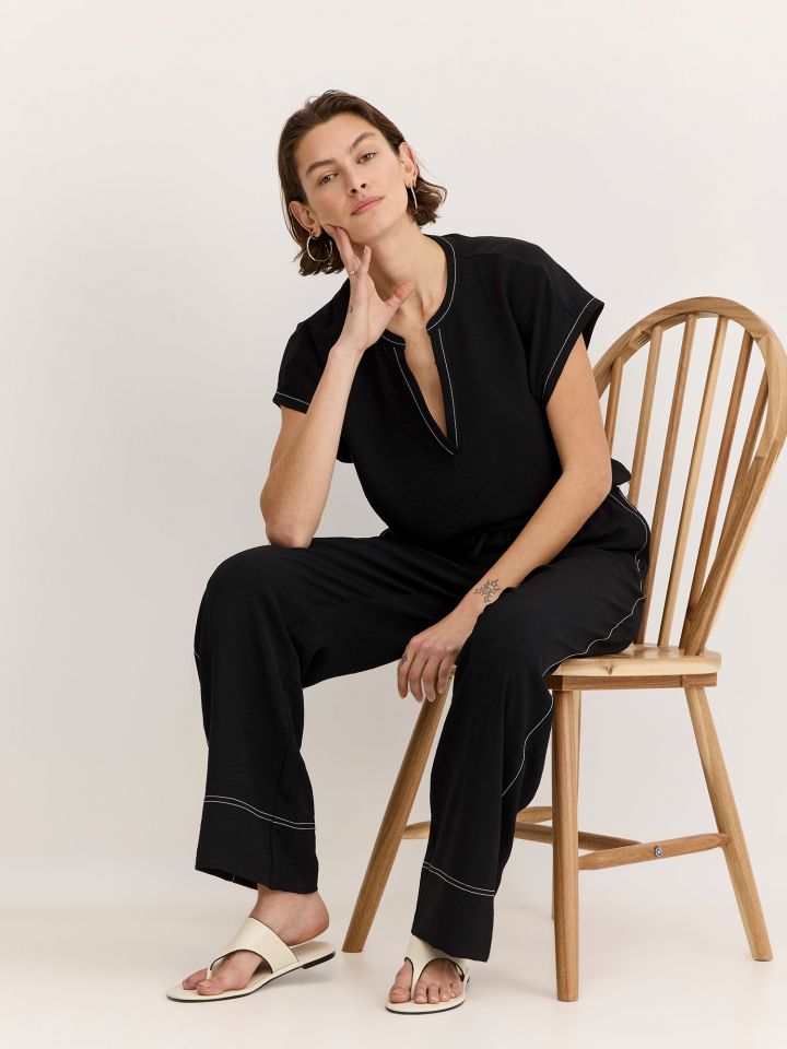 מכנסים עם טקסטורה וחגורה אלסטית