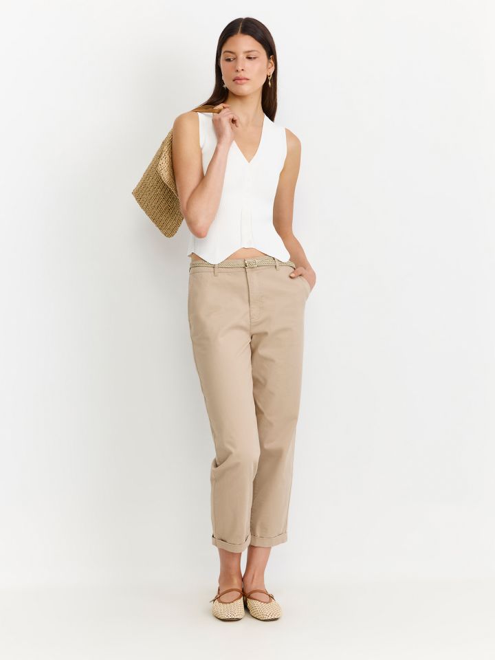 מכנסי צ’ינו בשילוב חגורה