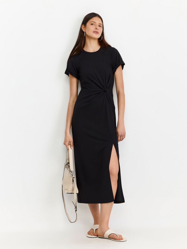 שמלת מידי טוויסטבשילוב מודל