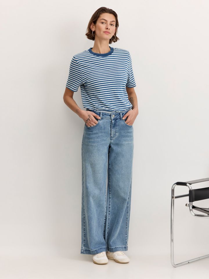 ג’ינס רגל רחבה