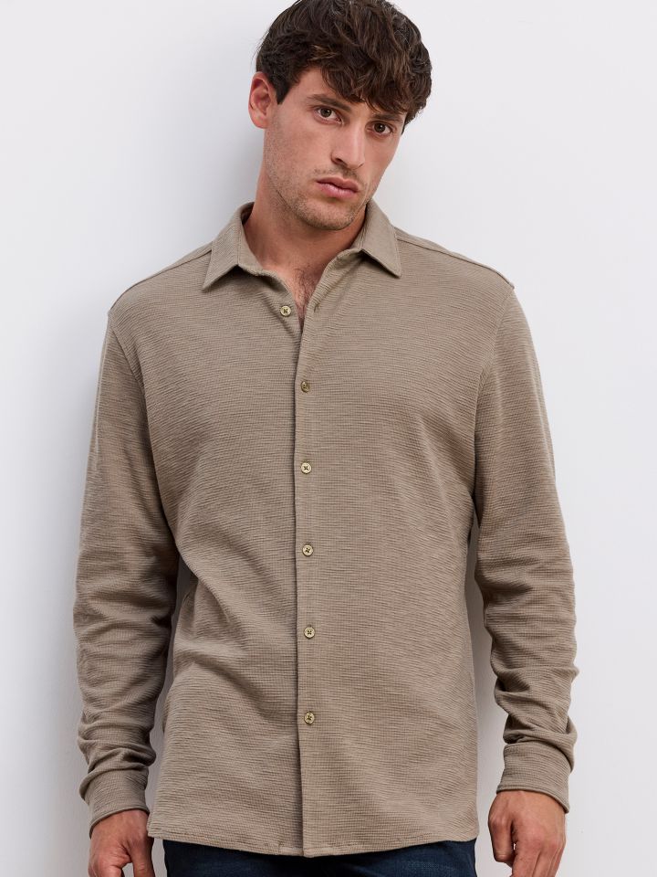 חולצה מכופתרת טקסטורת סלאב