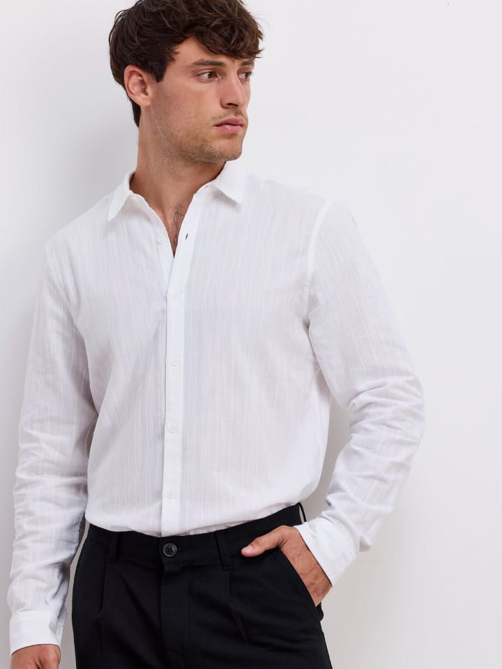 חולצה מכופתרת לבנה טקסטורת פסים