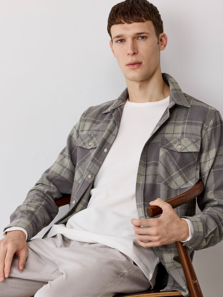 מכופתרת משובצת כיסים