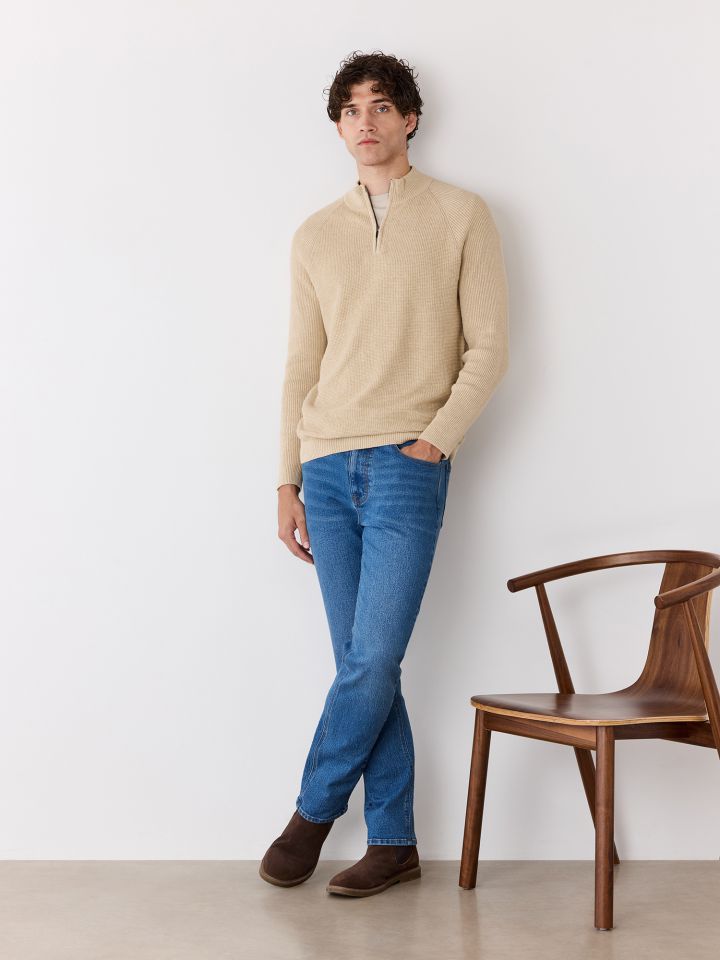 ג’ינס בגזרה ישרה