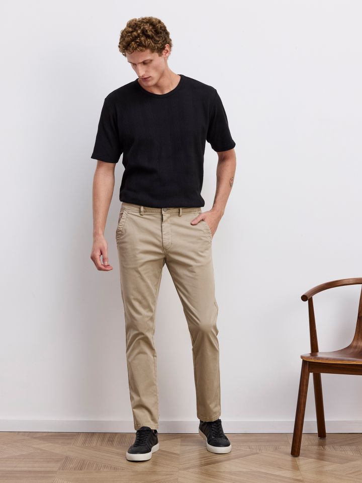 מכנסי צ’ינו במראה שטוף