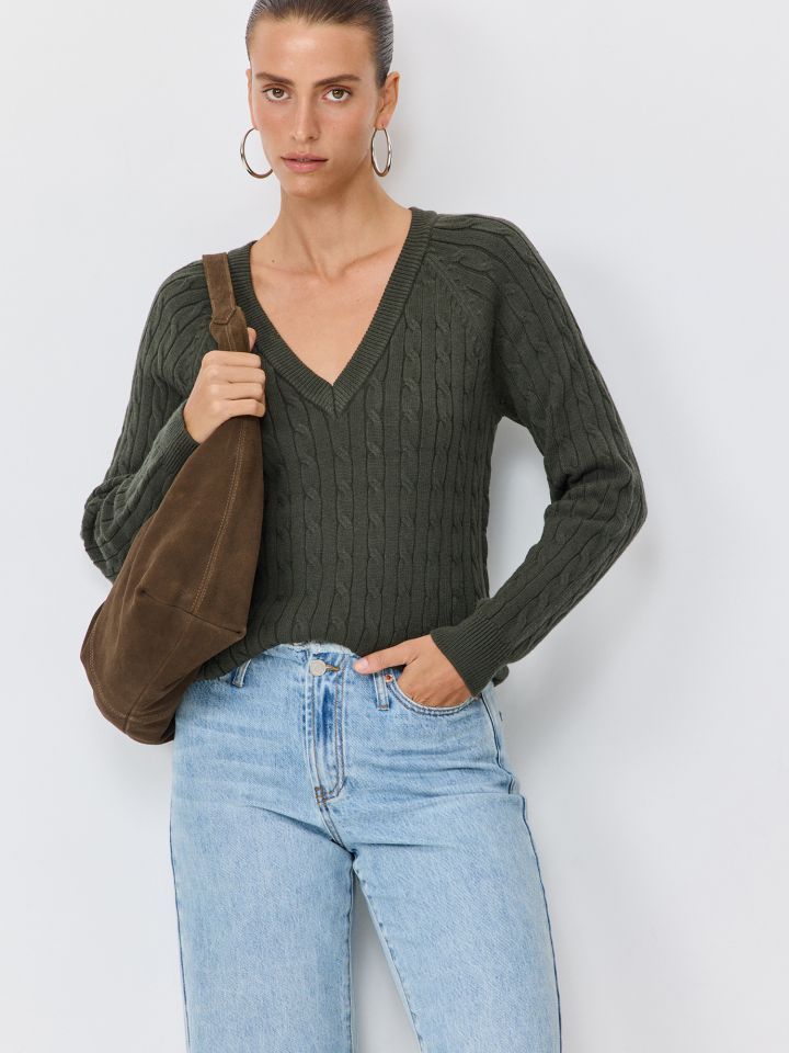 סוודר וי עם צמות