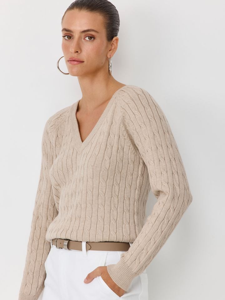 סוודר וי עם צמות