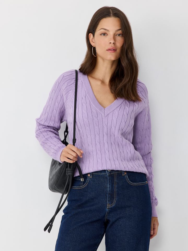 סוודר וי עם צמות