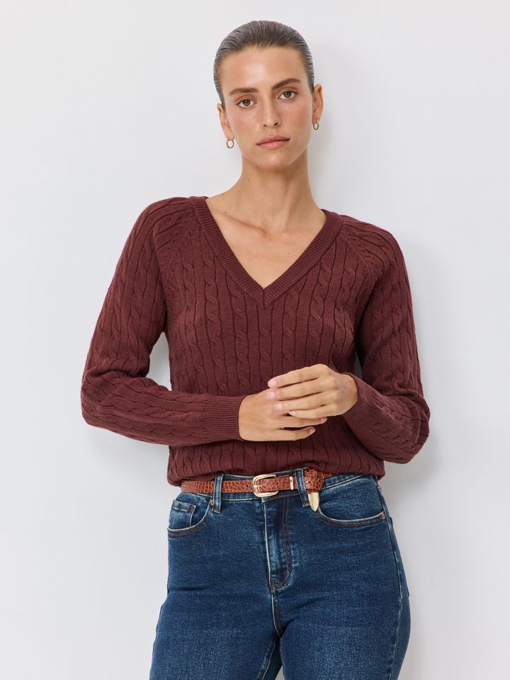 סוודר וי עם צמות