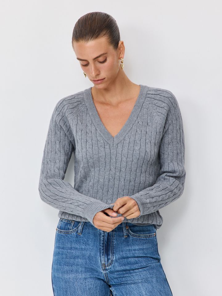 סוודר וי עם צמות