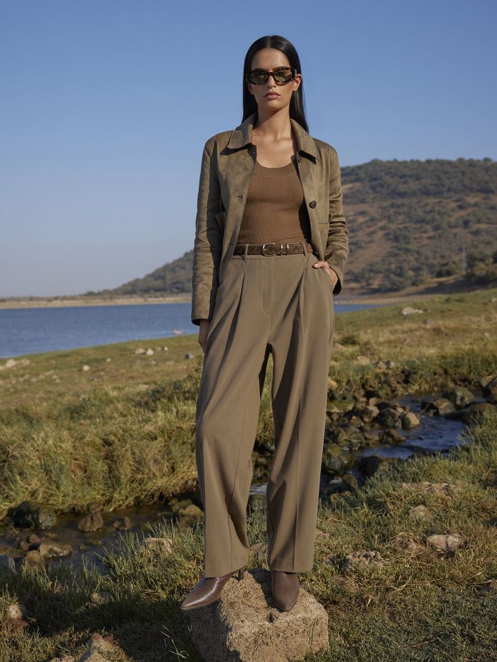 מכנסיים מחויטים