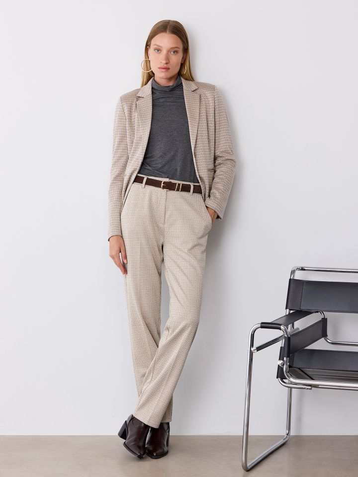 מכנסיים מחויטים מבד אלסטי