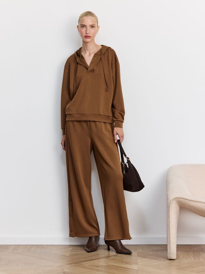 מכנסיים ספורטיביים בשילוב תיקתקים