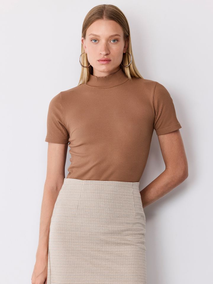 טי שירט קצרה צווארון גולף