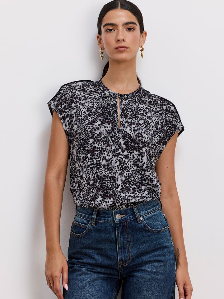 חולצה מנומרת עם מחשוף וי