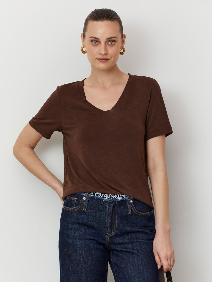 טי שירט מודל וי