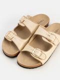 כפכפים במראה קש