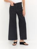 ג’ינס בגזרת BOOTCUT עם פסים