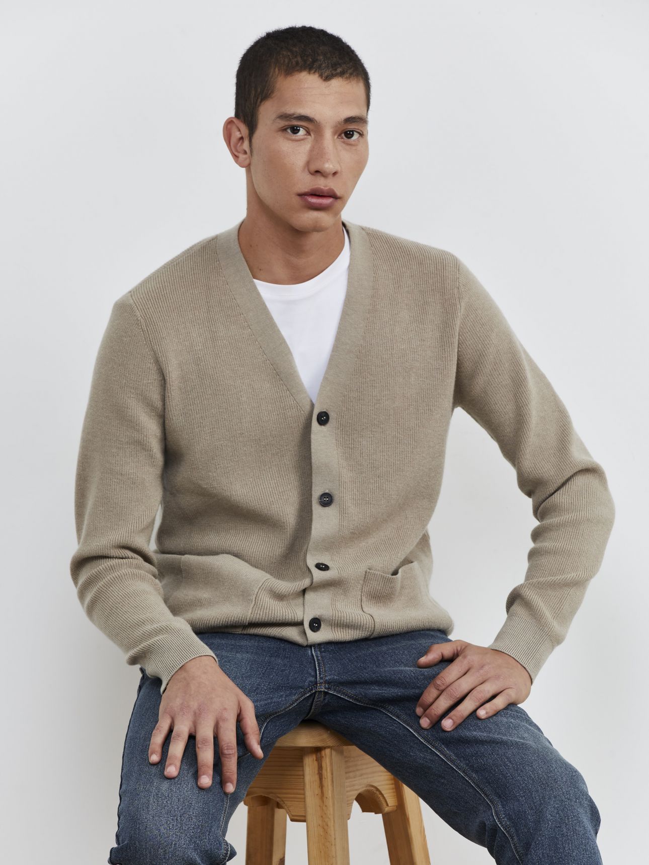 קרדיגן עם כפתורים