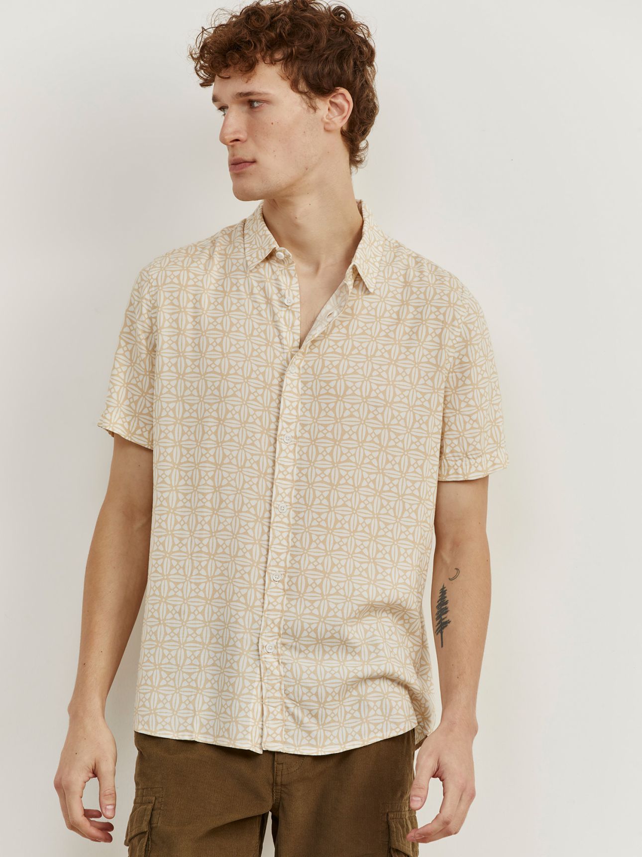 חולצה מכופתרת קצרה פרחים