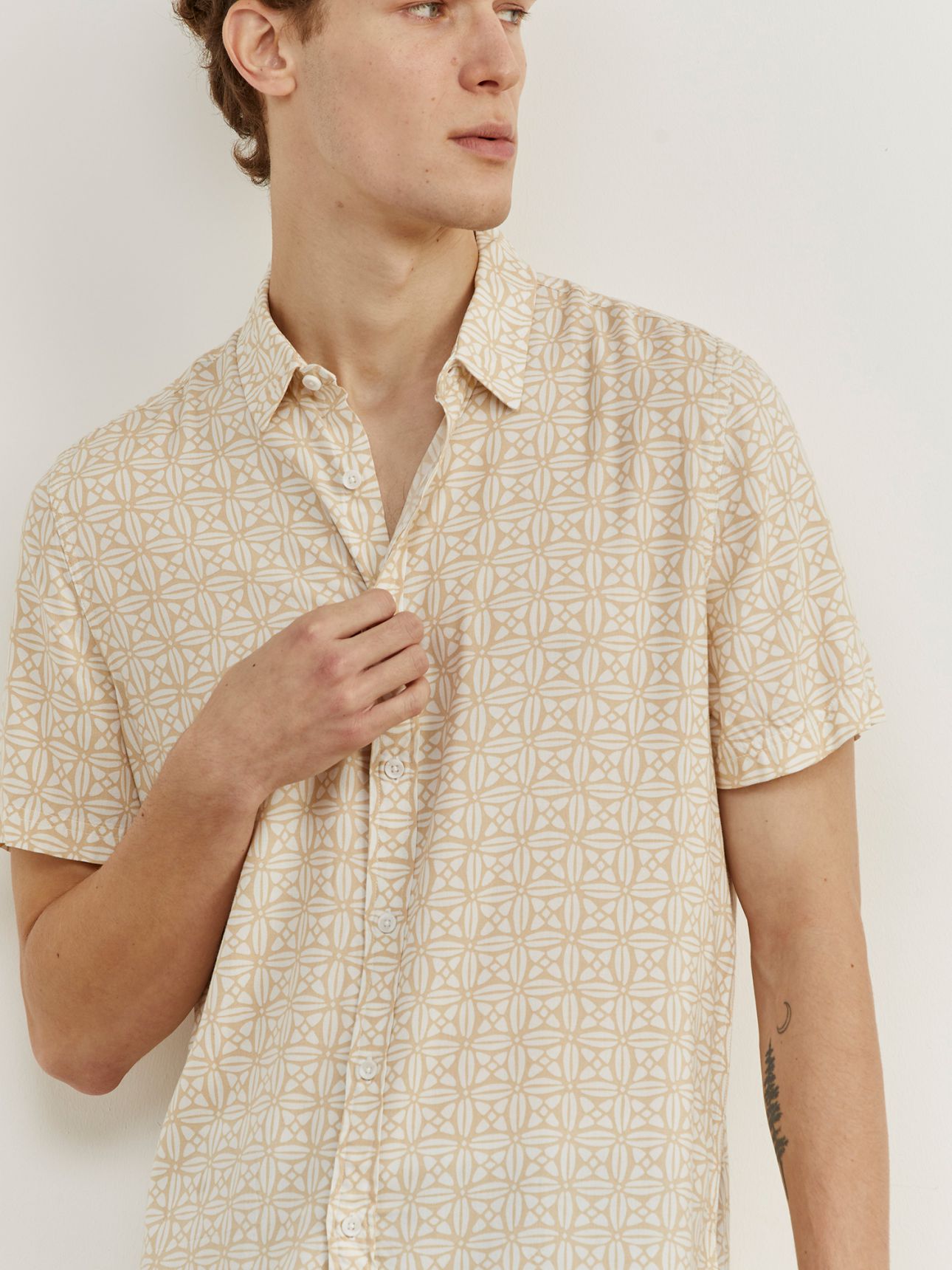 חולצה מכופתרת קצרה פרחים