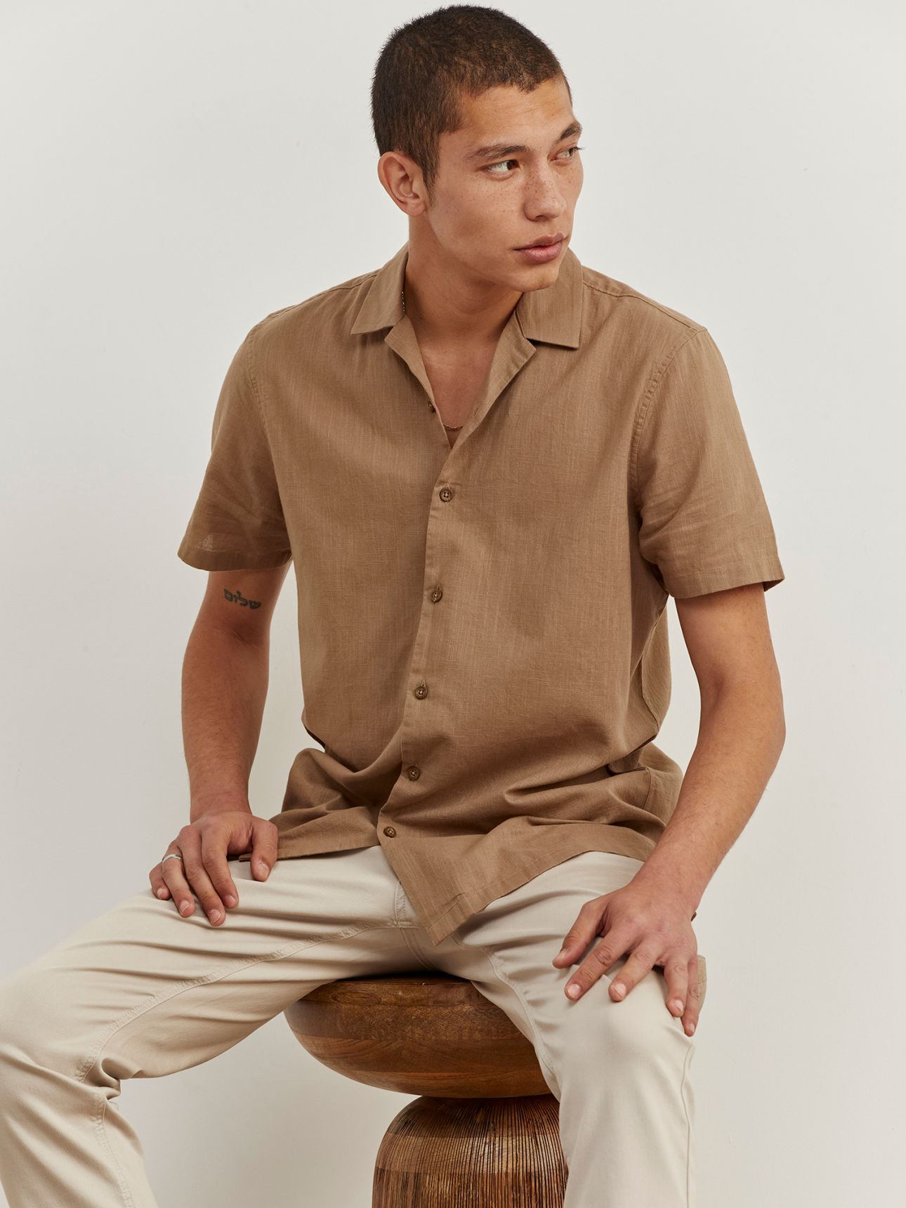 חולצה מכופתרת צווארון קאמפ