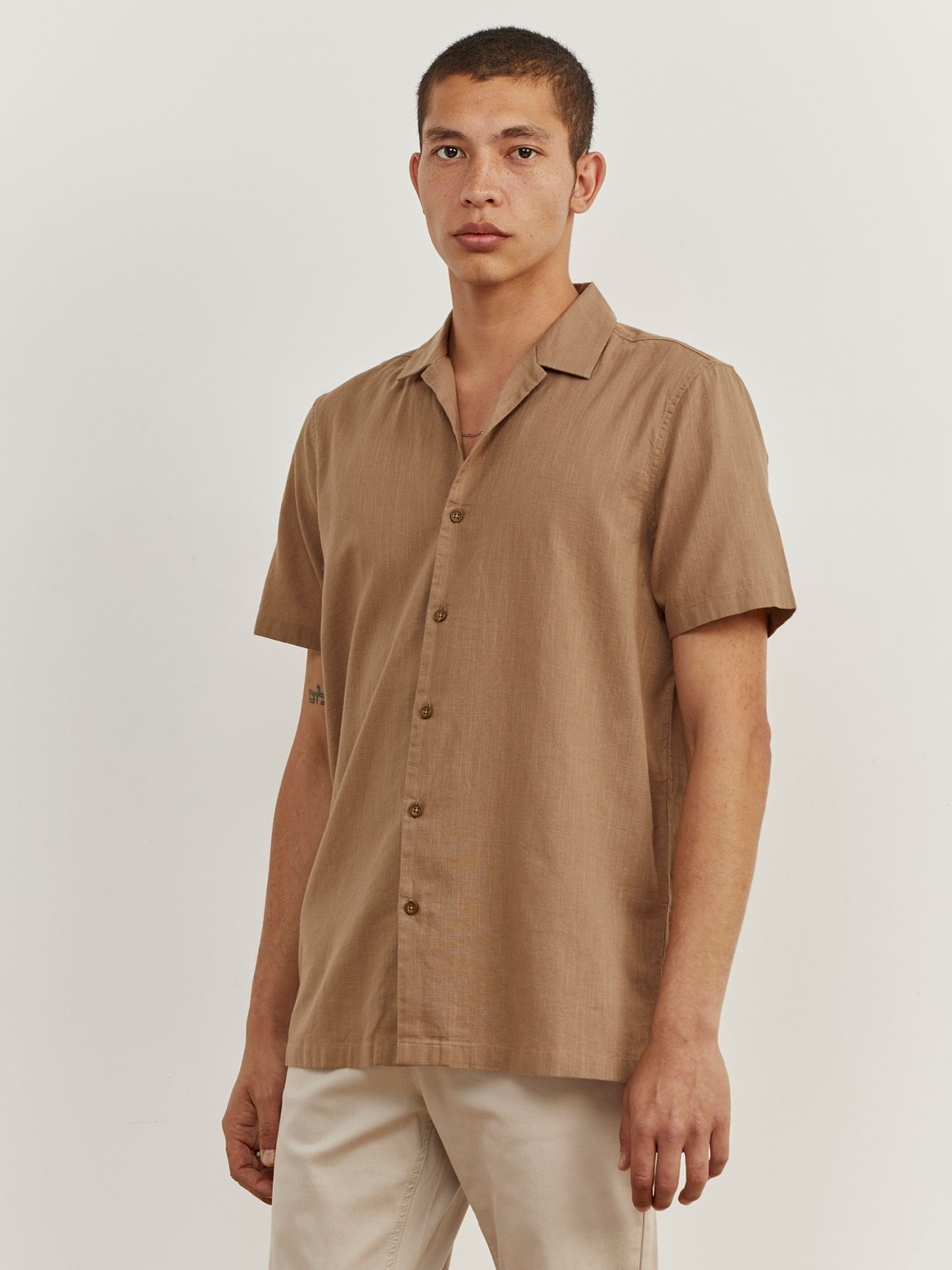 חולצה מכופתרת צווארון קאמפ