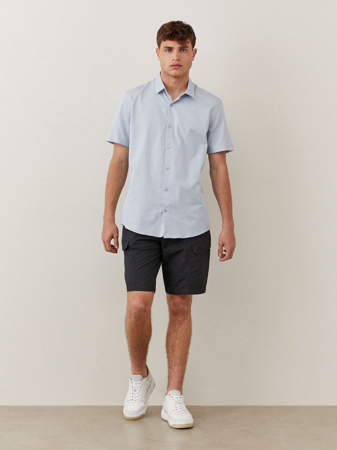 חולצה מכופתרת קצרה קלאסית