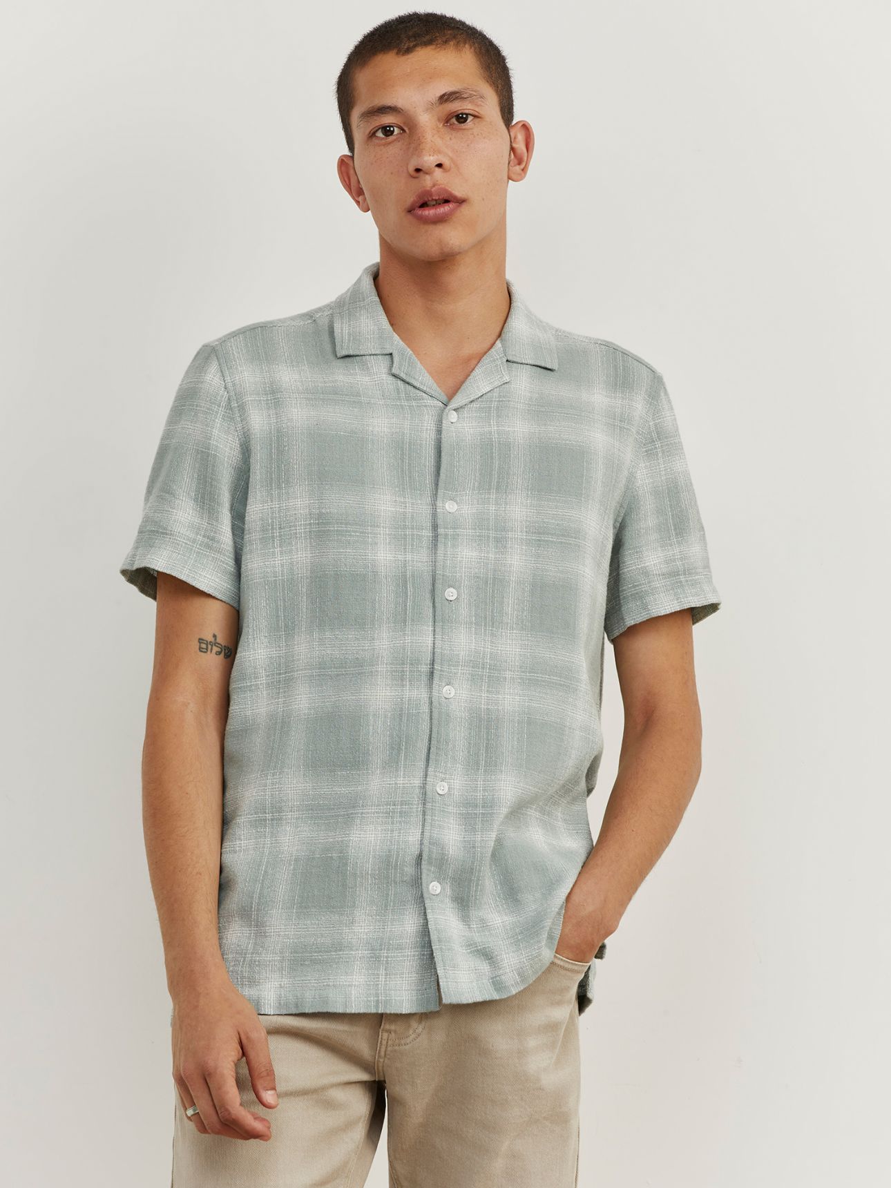 חולצה מכופרתרת קצרה משובצת