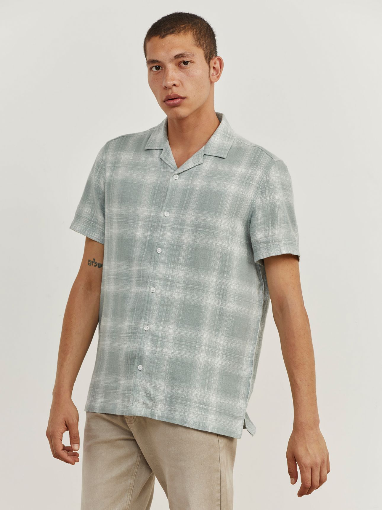 חולצה מכופרתרת קצרה משובצת