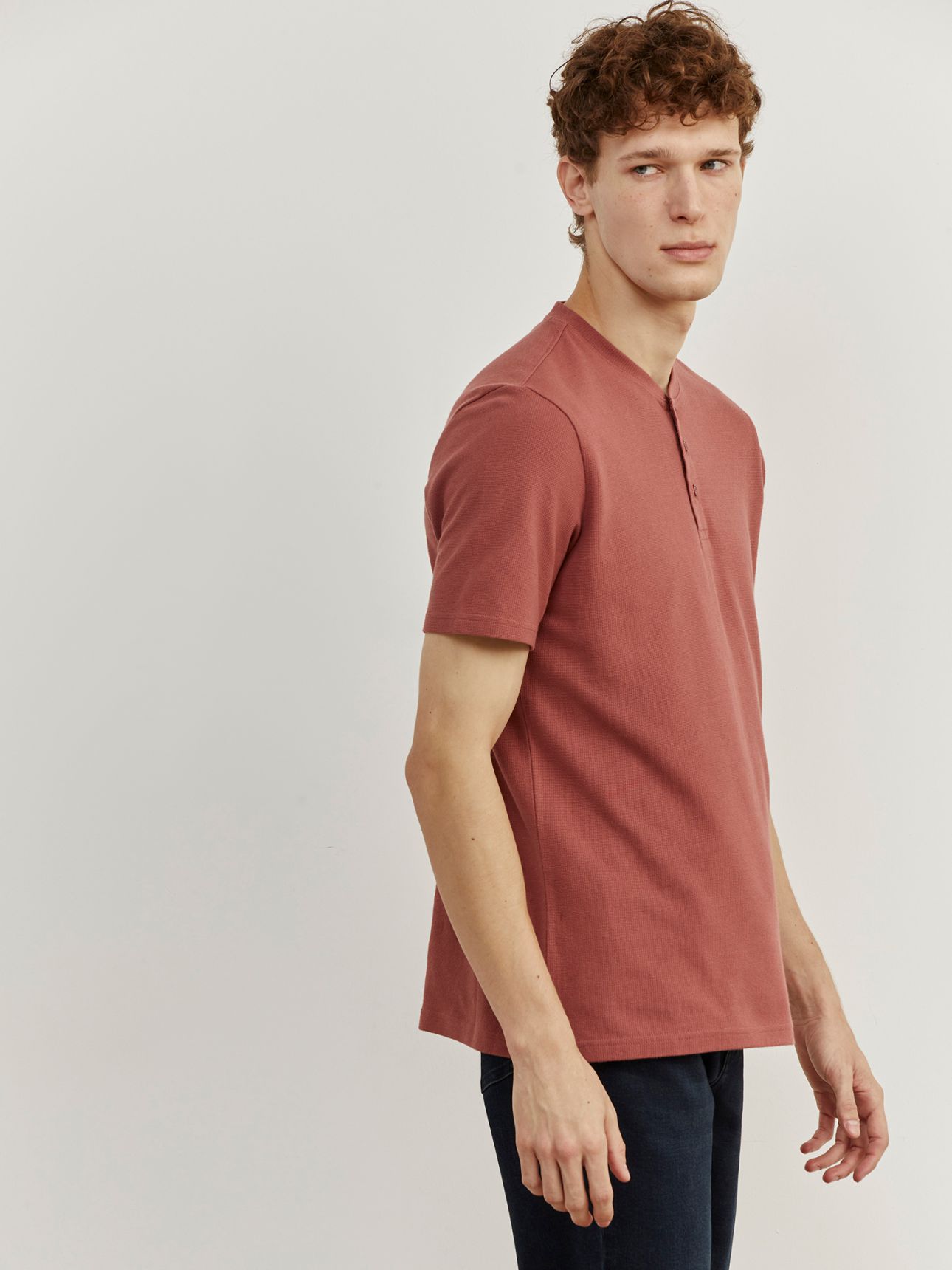 טי שירט טקסטורה עם כפתורים