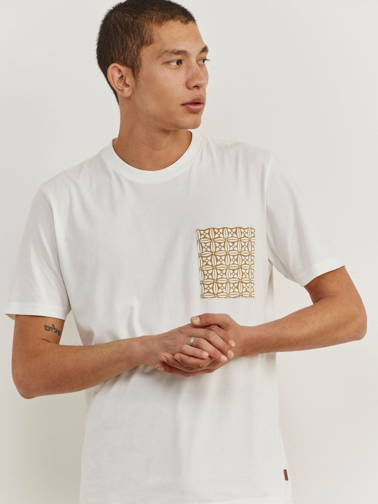 טי שירט קצרה כיס צבעוני