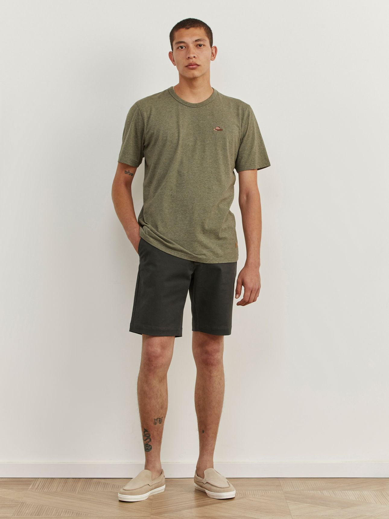 טי שירט עם רקמה