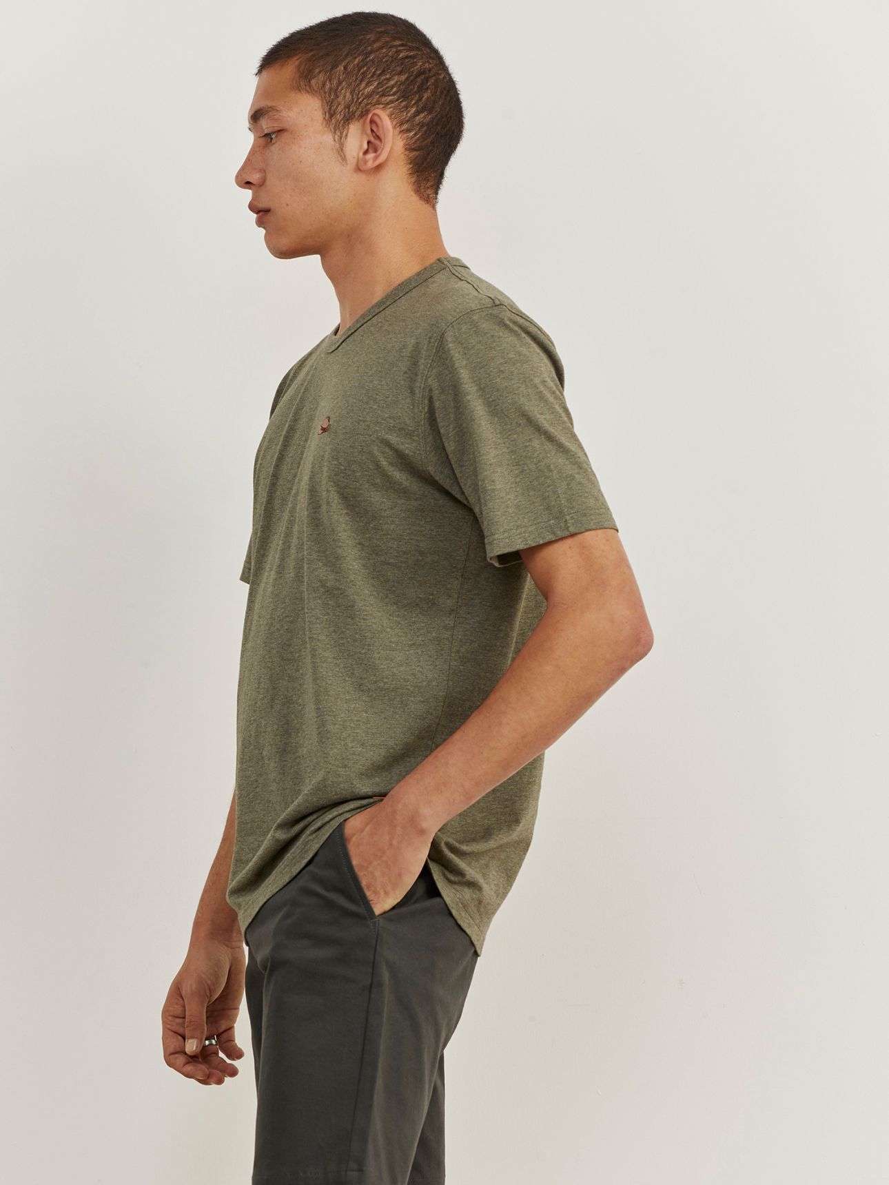 טי שירט עם רקמה