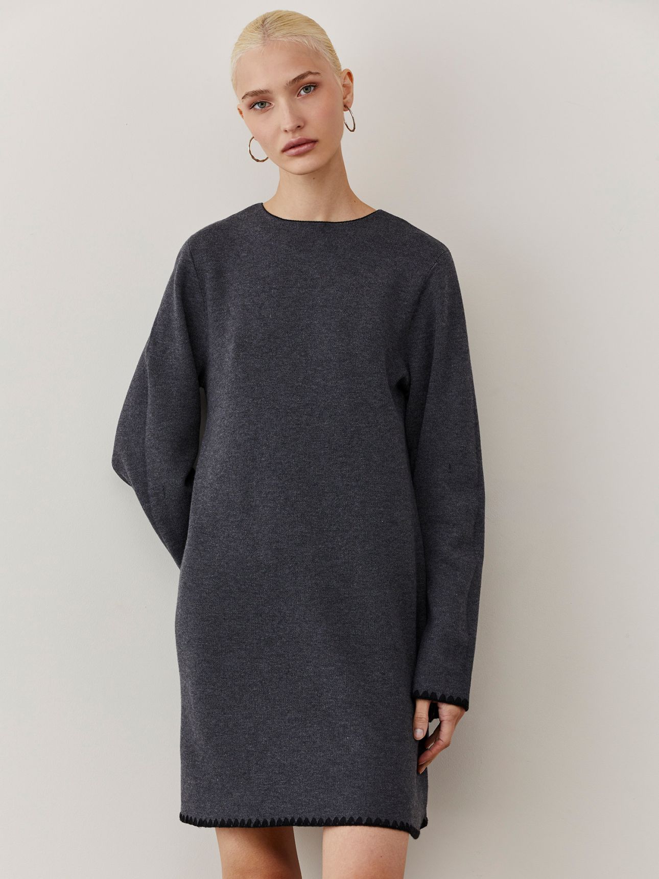 שמלת סרוגה בסיומת רקמה