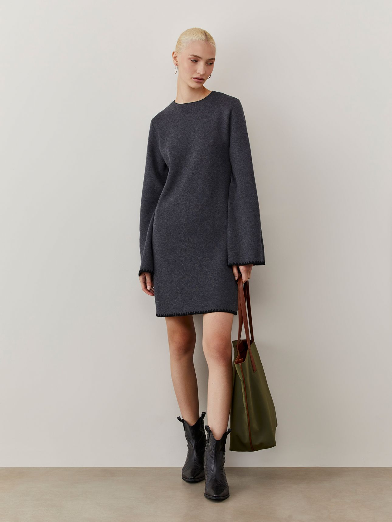 שמלת סרוגה בסיומת רקמה