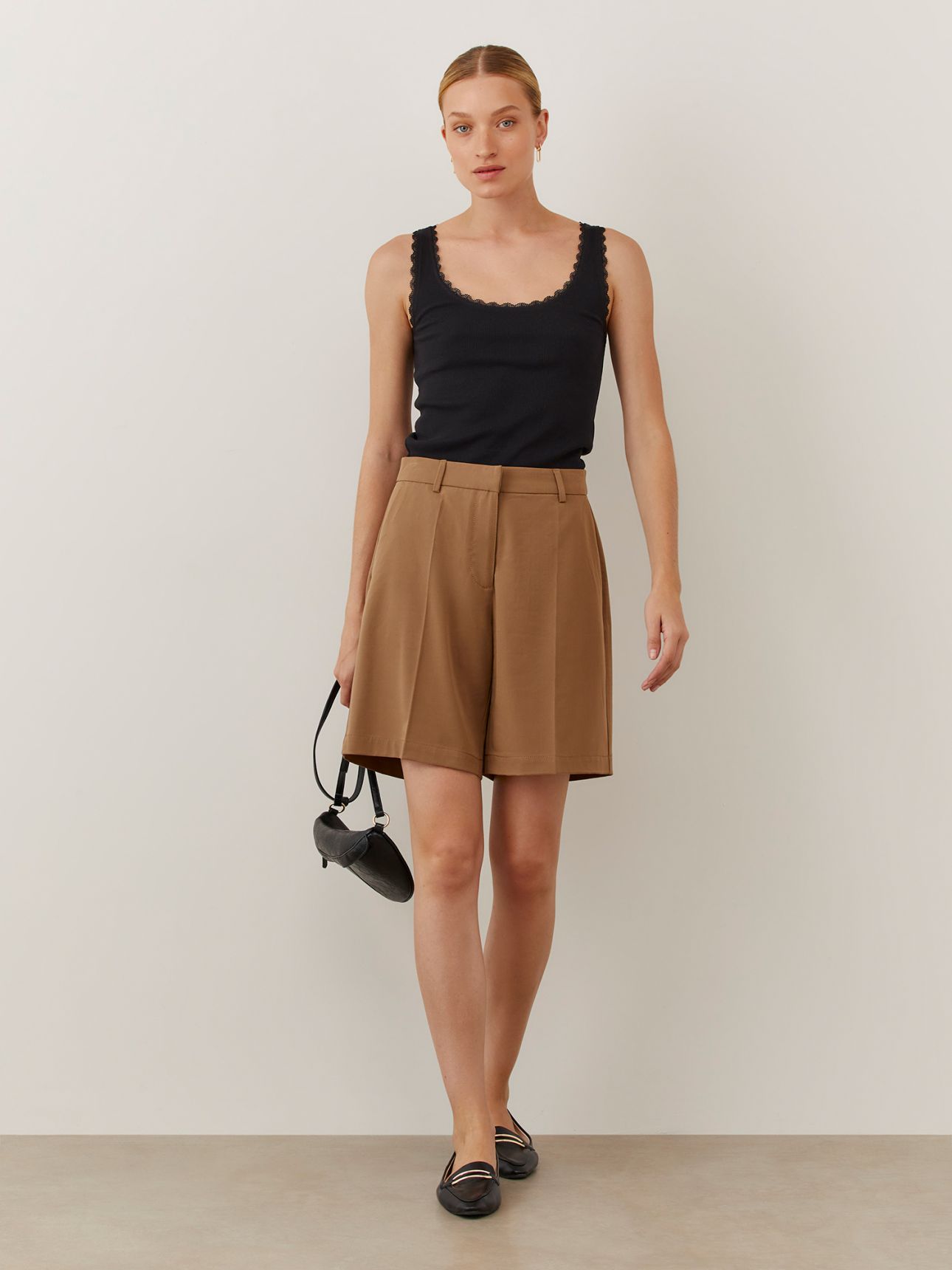 מכנסי ברמודה מחוייטים