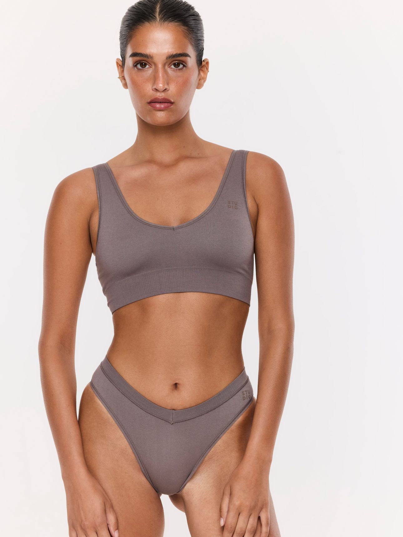 גוזיית מודל מפתח וי STUDIO