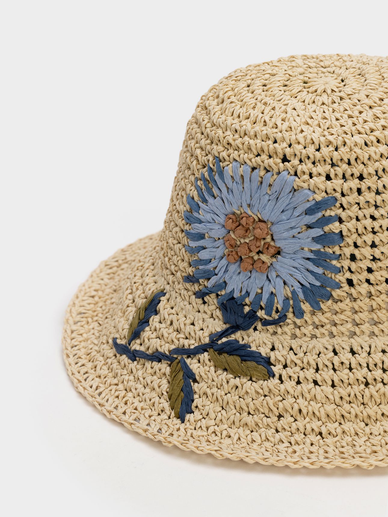 כובע באקט במראה קש עם רקמת פרח
